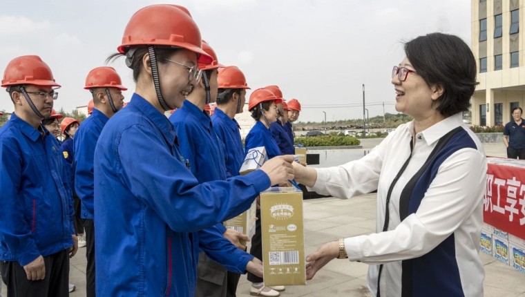 夏季送清冷 职工享安康--甘肃能化集团辅导慰问刘化化工公司一线职工